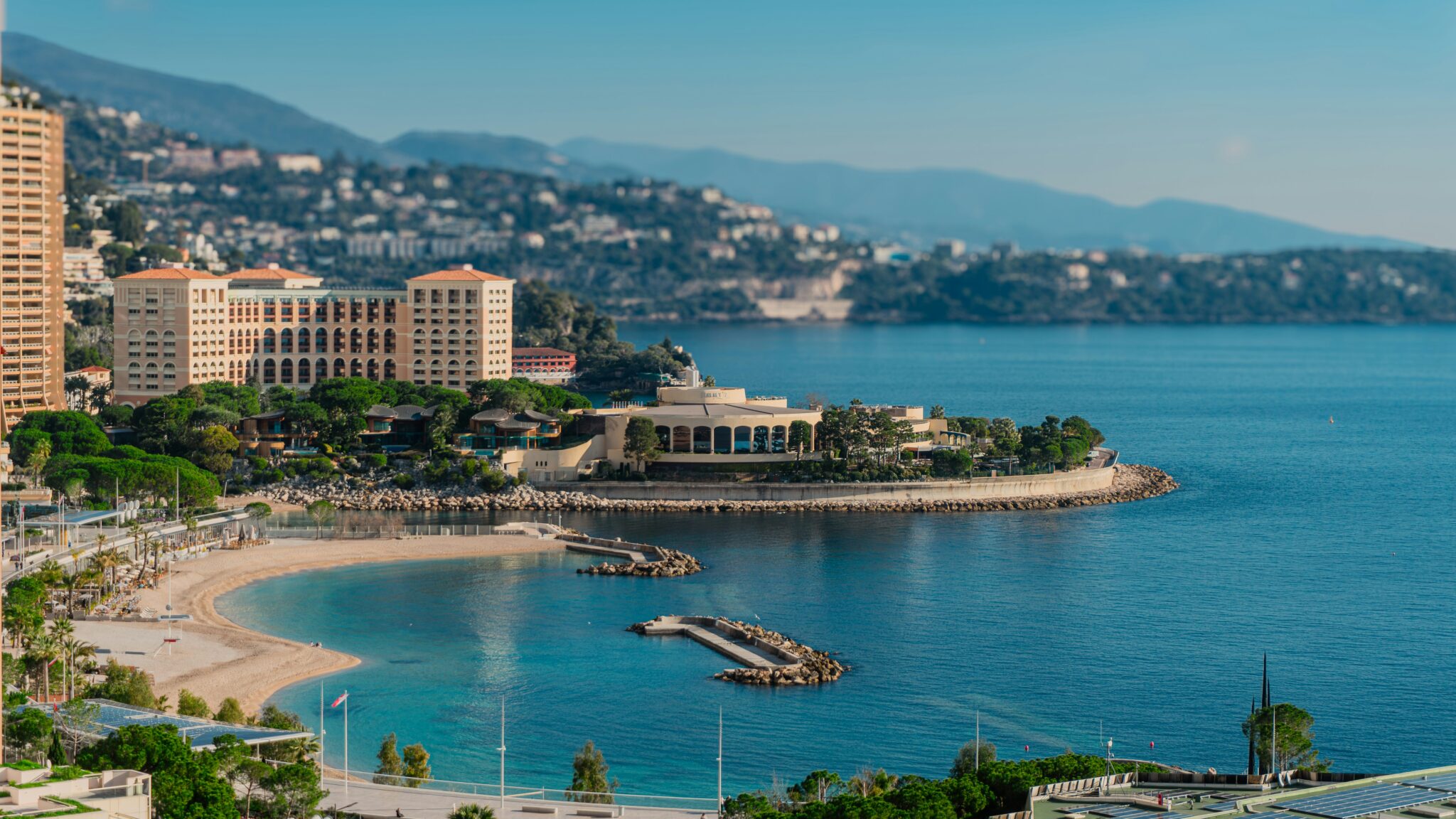 Любуйтесь красотой пляжей Монако